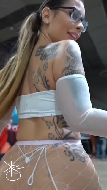 walk it out 😍🍑