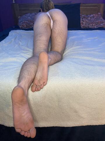 kiss and lick from my soles to my hairy little holes 😝😝😝
