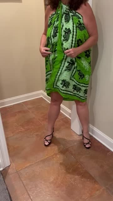 showing off my new sarong!!😘