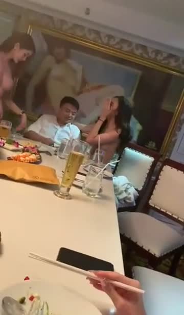 topless dining