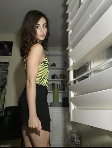 does anyone want to go on a date? 💗🙈💚