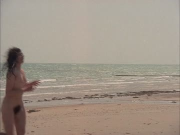 retour sur la plage (lina romay, tania busselier et homme - la comtesse perverse (fr1974)) (2/3)