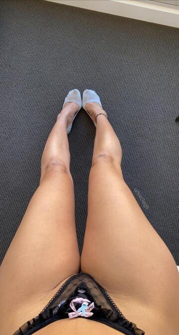 time for you to massage my legs with your tongue 💗