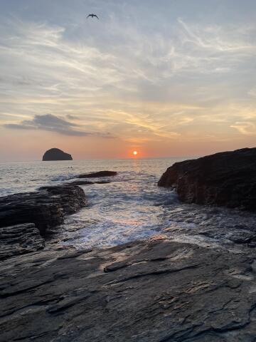 decided to take a stroll to trebarwith, cornwall to watch the sunset [oc]