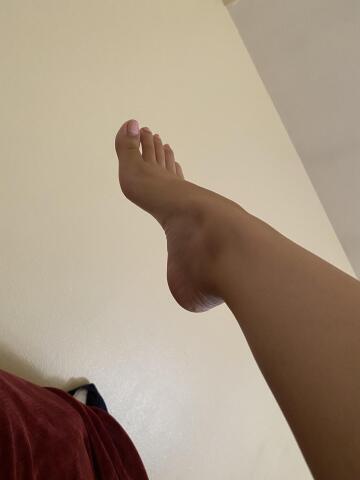 imagine standing right in front of my feet with my toes in your mouth🙈