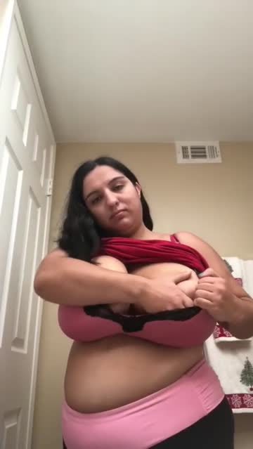 chubby babe showing her huge tits link in comment