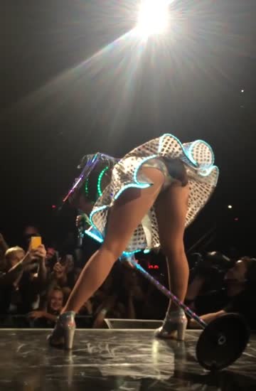 katy perry gives one hell of a view
