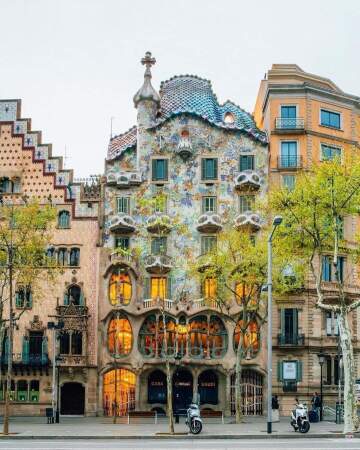 casa batlló by antoni gaudí in barcelona, spain photo by: @lumadeline [ig]