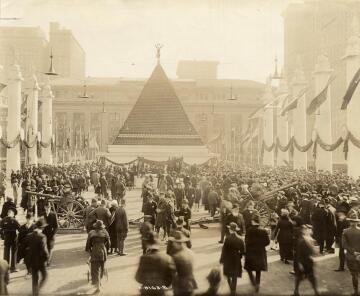pyramid of german helmets in celebration of victory, grand central, new york, 1919. [1400x1153]