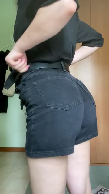 it’s always a struggle to fit this big booty in tight clothes! don’t you wanna help me?