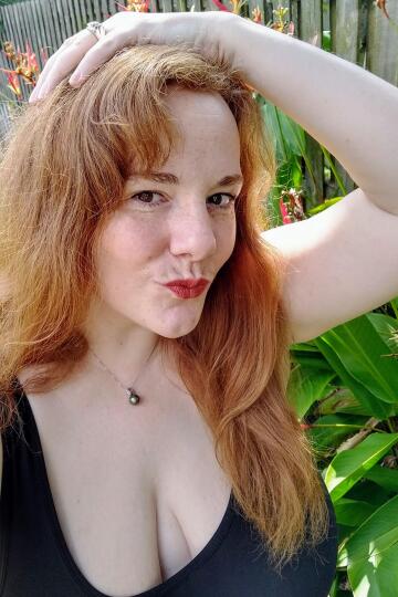 xoxo 💋💋 real red hair in the sunshine
