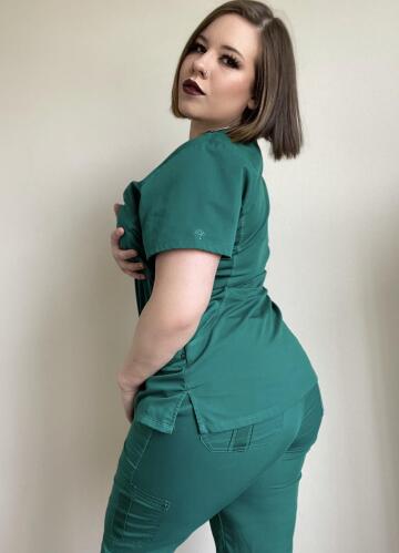 curvy goth nurse 🖤☺️