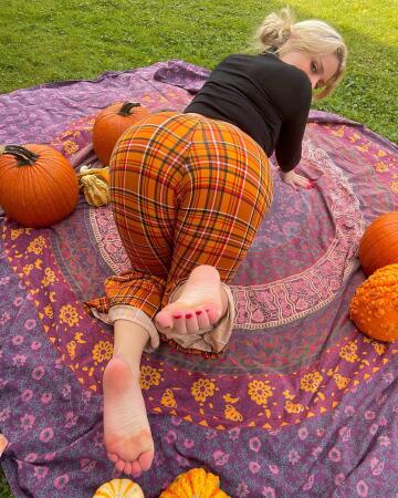 cute date idea: we carve pumpkins and then you worship my feet