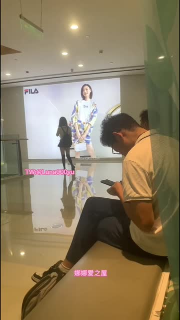 yuna loves flashing in public