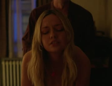 one of the fanning sisters??? doggy