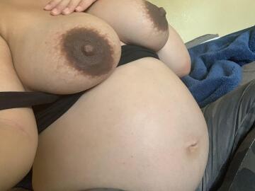 8 months pregnant and already have such full and sore tits who wants to suck on them 🥵