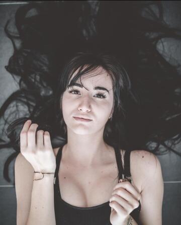 anybody here with a hand fetish?