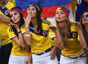 columbian girls blowing kisses