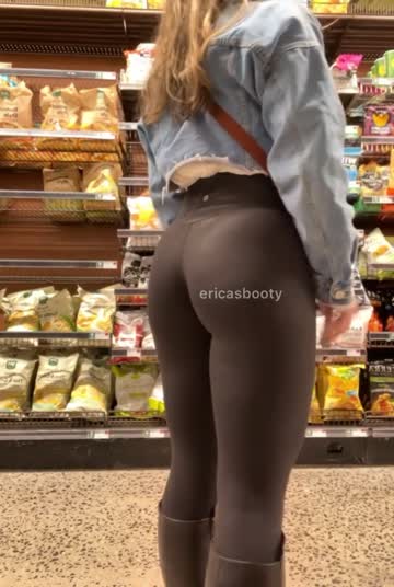 found myself in the snack aisle so i hope you’re hungry😇