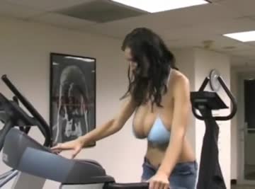jana jiggling on the treadmill