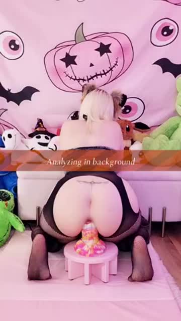 i love fucking crackers from bad dragon, but the best bit about the video is how crazy my motion activated ears went when i really started pounding my pussy 😅