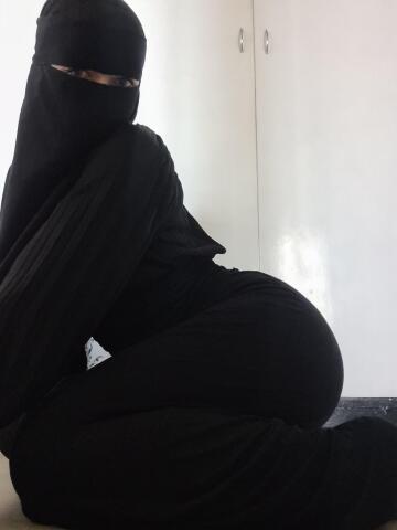 who wants to see whats under my abaya? 😈