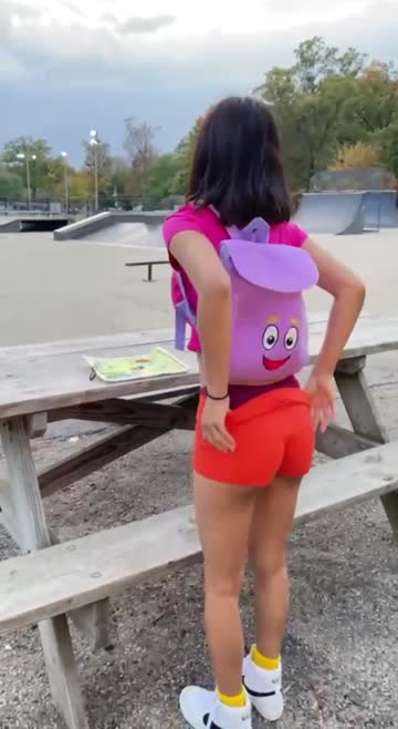 should i do more butt vids? 😝😝