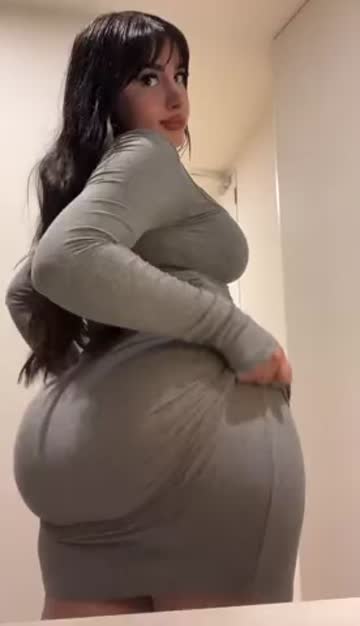 we all familiar with the titty drop. let's normalize the booty drop 🍑🍑