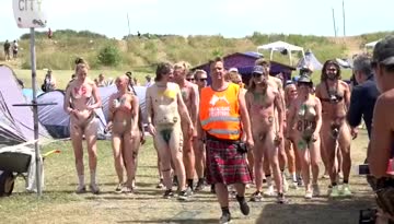 roskilde 2022 naked runners arriving at the track