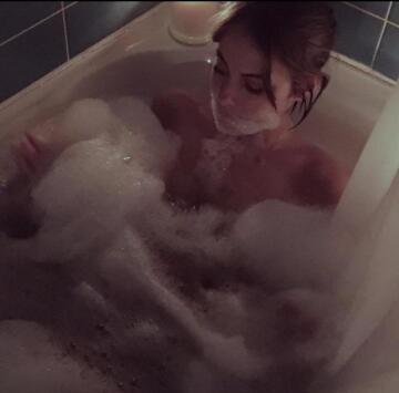 willa holland relaxing i’m the bath
