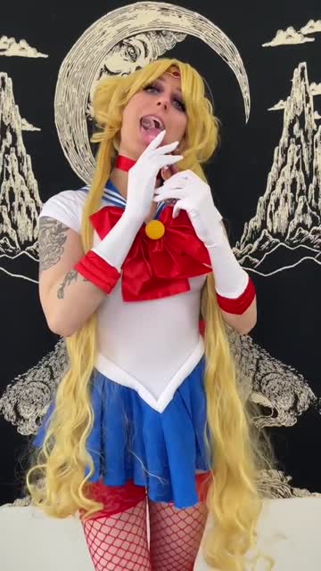 getting into character! sailor moon by lunahillx