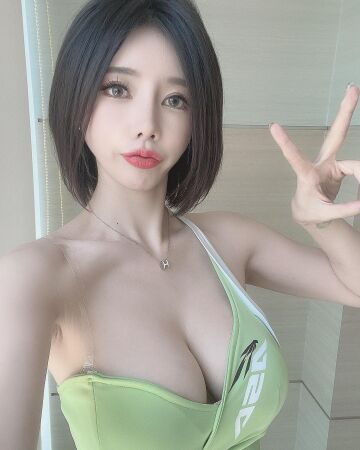 pout and cleavage