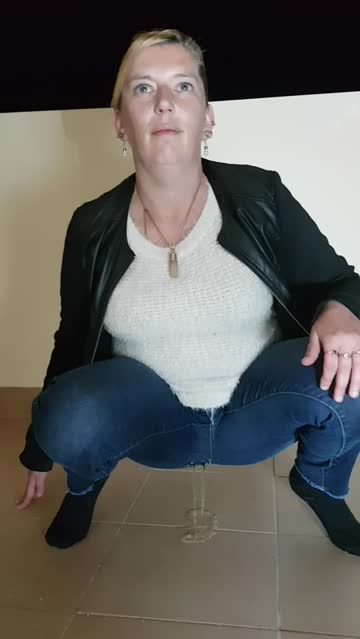 feels so naughty to let you watch me intentionally peeing myself!