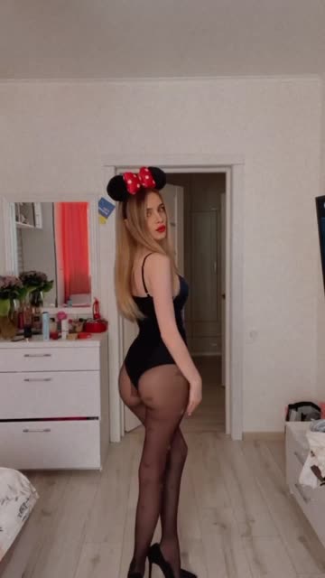 i didn't know that minnie mouse was a slut😈