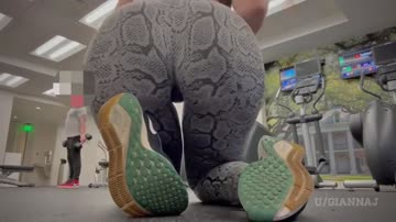 i proved once and for all that nobody is looking at you when you’re at the gym [gif]