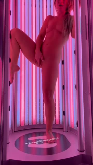 trying to stay quiet while playing at the tanning salon [gif]