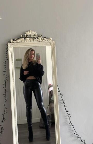 @noarianzijlstra rocking her leather leggings