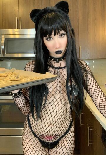goth gf bakes chocolate chip cookies for you :3