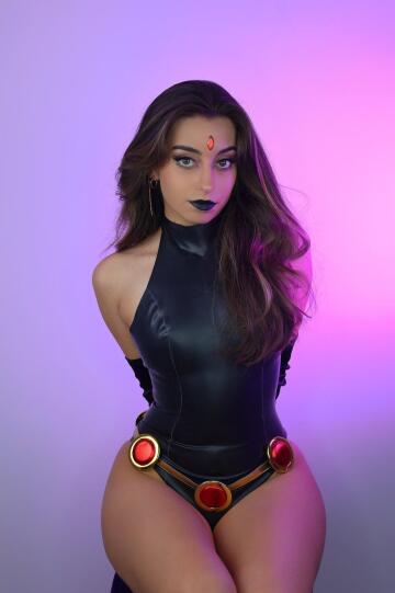 lea martinez is so fucking sexy. her cosplays are the best. i want to be inbetween those thighs