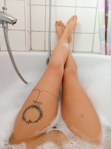showing off my legs and tattoo :b