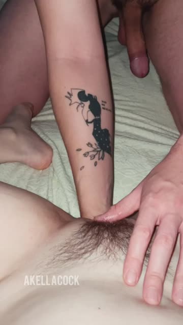 he gusting my wet hairy pussy so good 😍