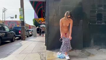 dared to change naked in public during a livestream! [f]