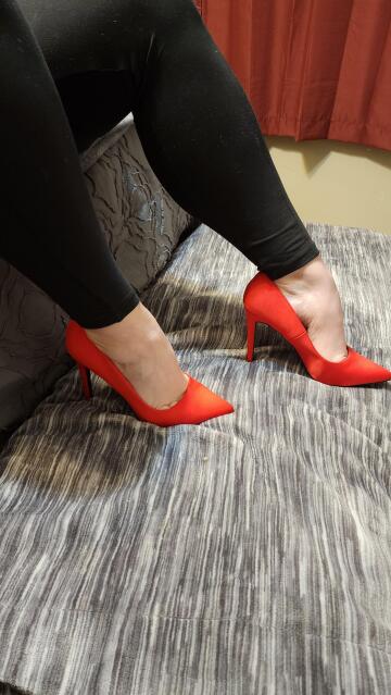 love me some red shoes.