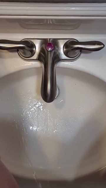 spraying pee all over the sink 🚰💦