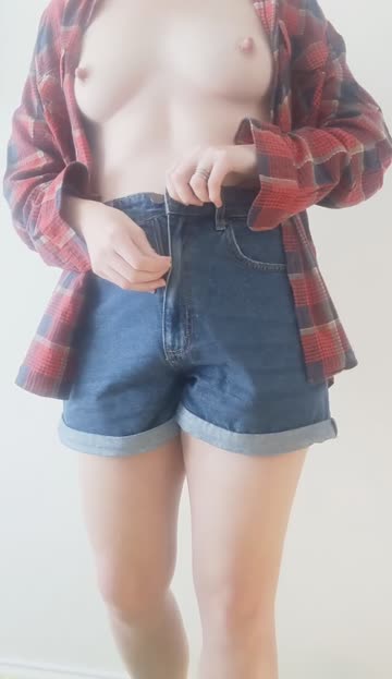 i'm all hot and sweaty from gardening, maybe you can help me relax😉💋