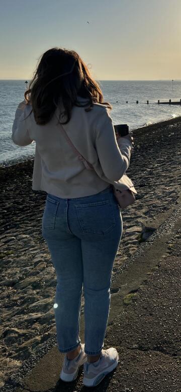 tight jeans and a juicy bum :)