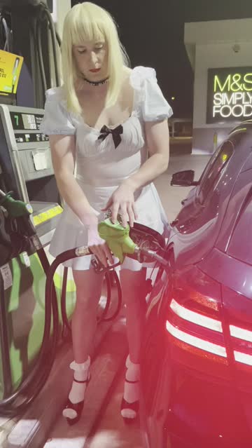 molly filling up the car 👠