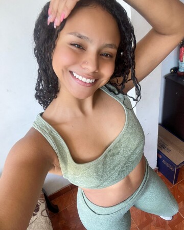 no outfit is complete without a smile! [f18]
