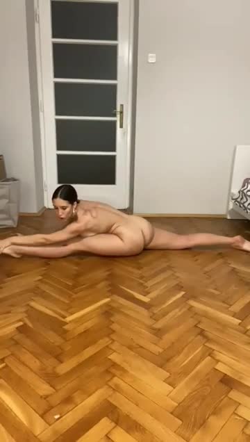 what people in my yoga class don't get to see 😈