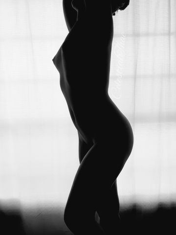 loved this self-shot nude silhouette